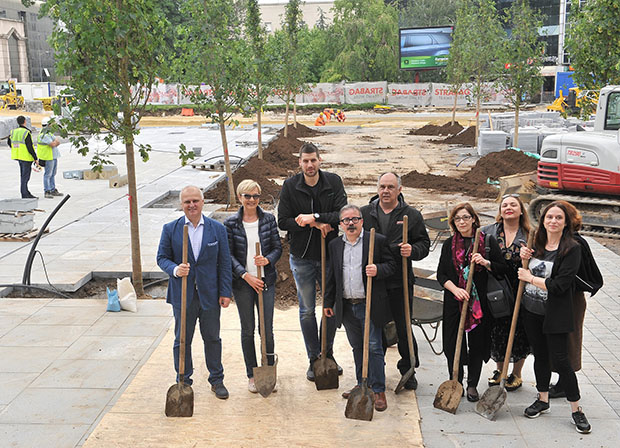 Трг републике: Јавне личности садиле стабла